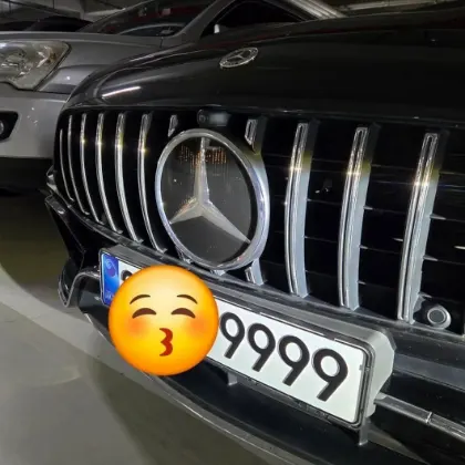 포커번호판 작업 사진 — 9999 번호판을 장착한 차량