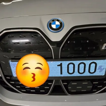 포커번호판 작업 사진 — 1000 번호판을 장착한 차량