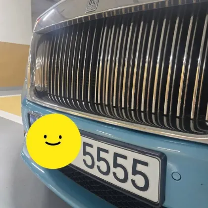 포커번호판 작업 사진 — 5555 번호판을 장착한 차량
