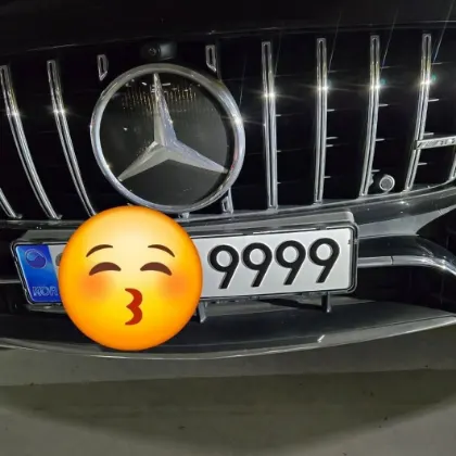 포커번호판 작업 사진 — 9999 번호판을 장착한 차량