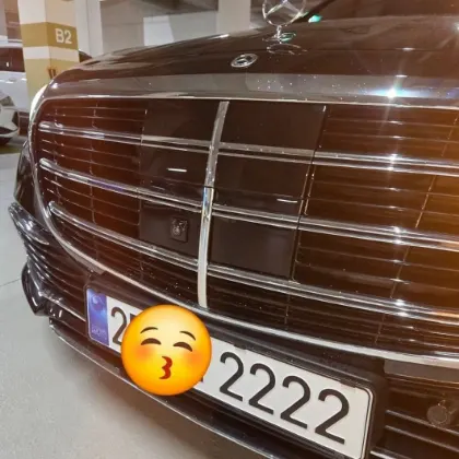포커번호판 작업 사진 — 2222 번호판을 장착한 차량