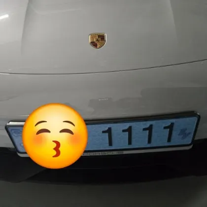 포커번호판 작업 사진 — 1111 번호판을 장착한 차량