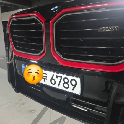 포커번호판 작업 사진 — 6789 번호판을 장착한 차량